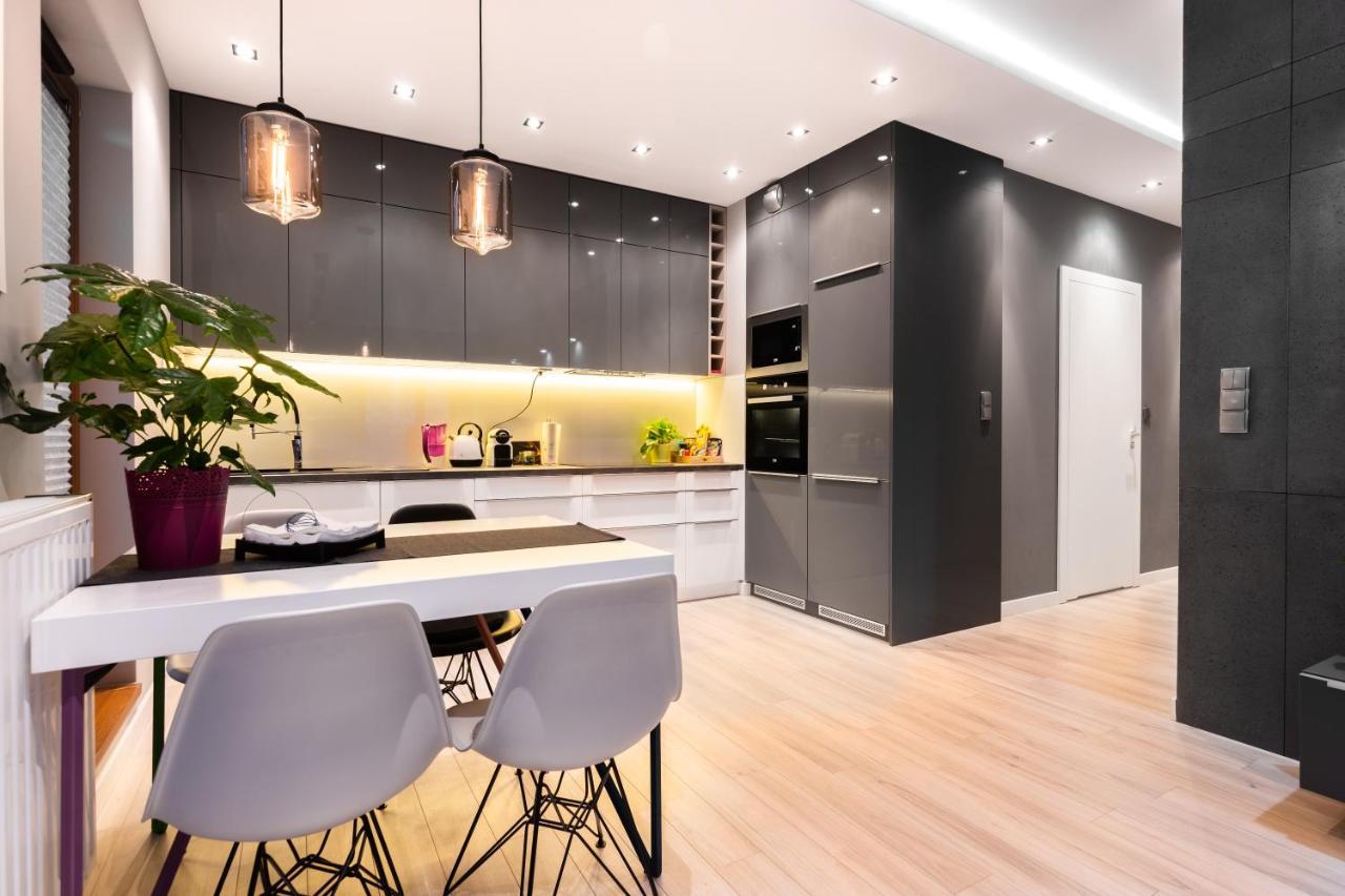 Elegant Business Accommodation With Parking - By Upstairs Cracovia Exterior foto